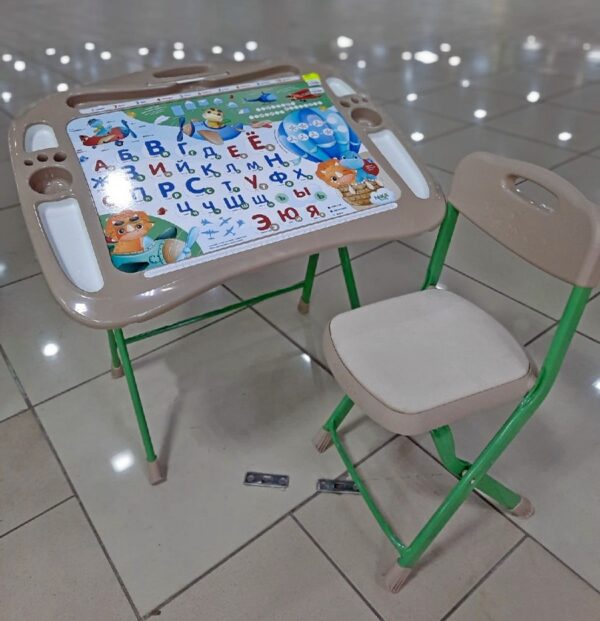 Комплект складной мебели NKP1/Д "С ДИНОпилотами" с мягким стульчиком, удобным пластиковым органайзером, выдвижной подставкой для книг и регулировкой наклона столешницы.
