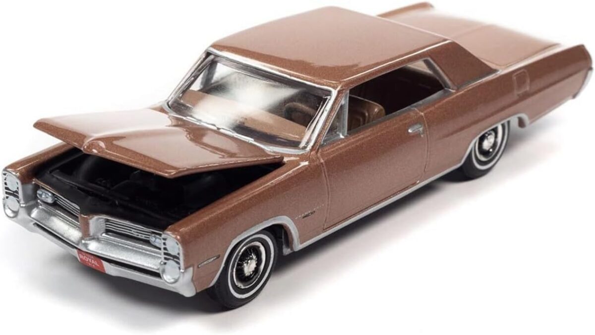 Игрушечная машинка Pontiac Grand Prix Royal Bobcat - Saddle Bronze Poly (Арт. AW64372-R3VB-N2) 3